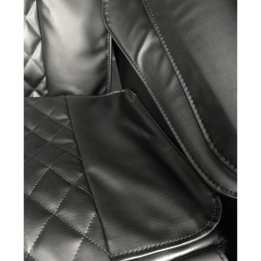 close-up van zwarte massagestoel met gladde en quilted bekleding