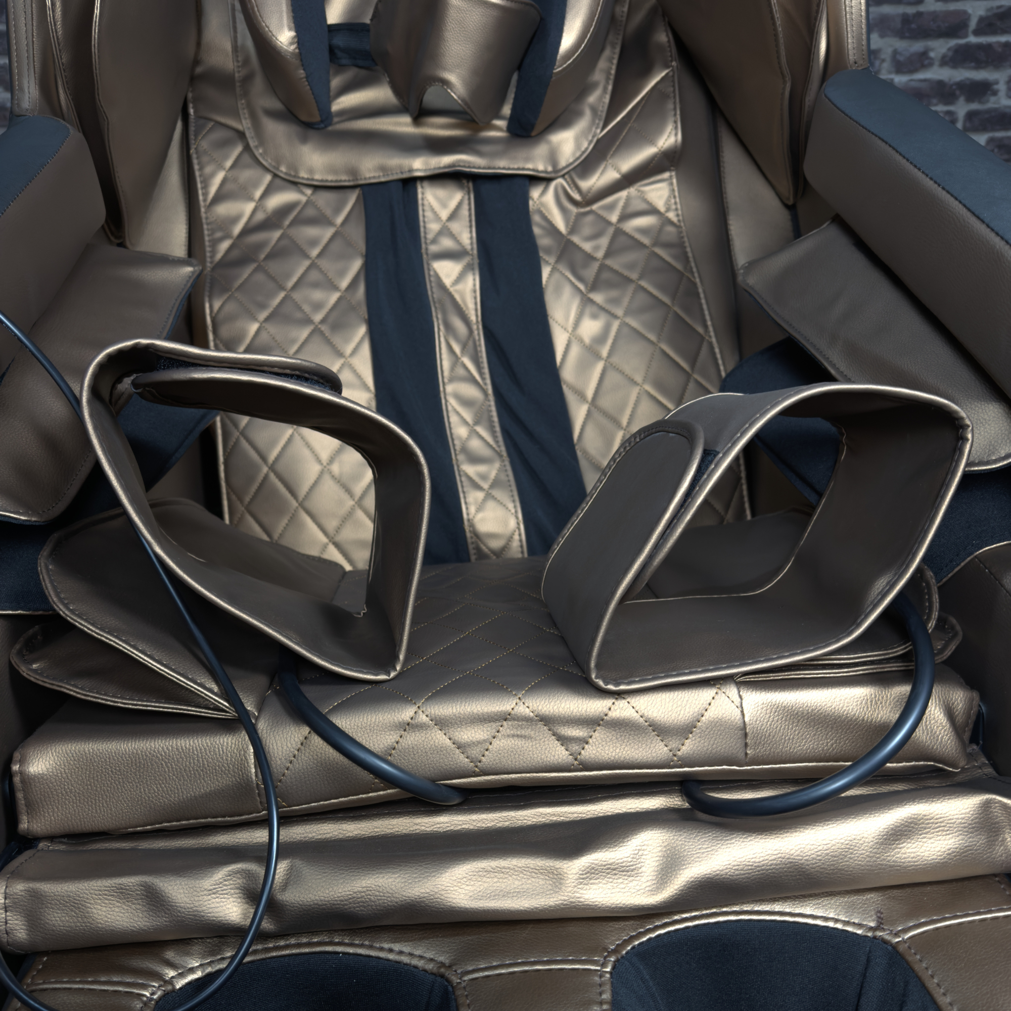 Detail van massagestoel met arm- en beenmassage via luchtkussens en luxe gestikte bekleding.