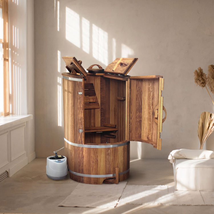 Open houten stoomsauna met zitbank en aangesloten stoommachine in een lichte thuiswellness ruimte