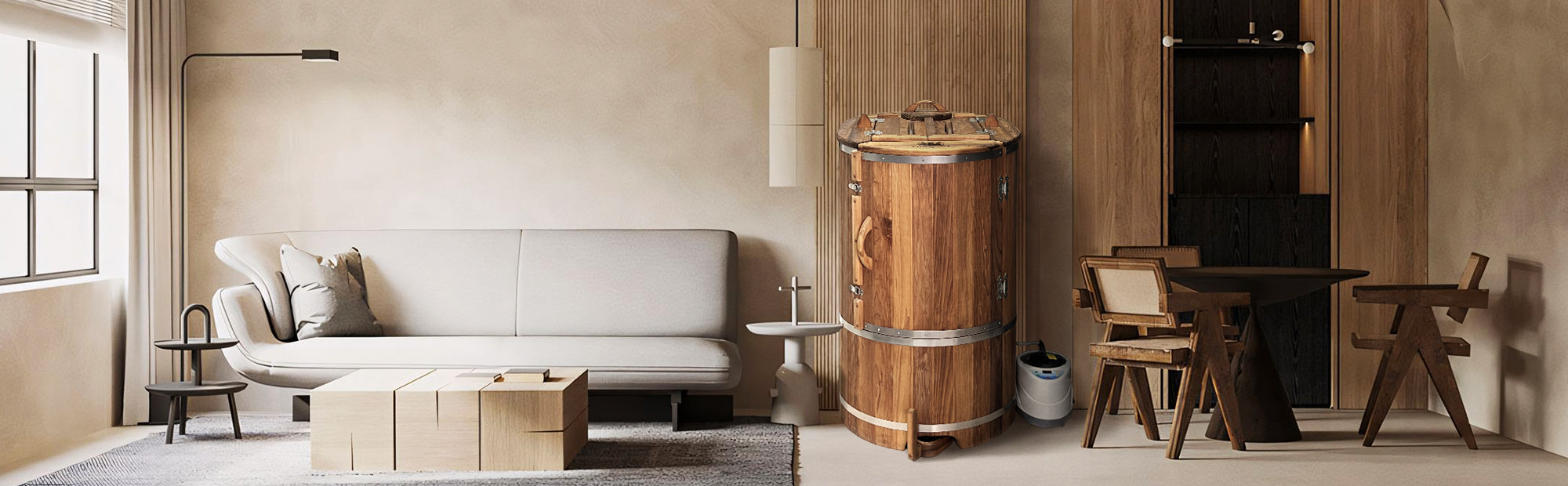 Houten sauna in een rustige woonkamer met lichte bank, houten tafel en warme natuurlijke materialen.