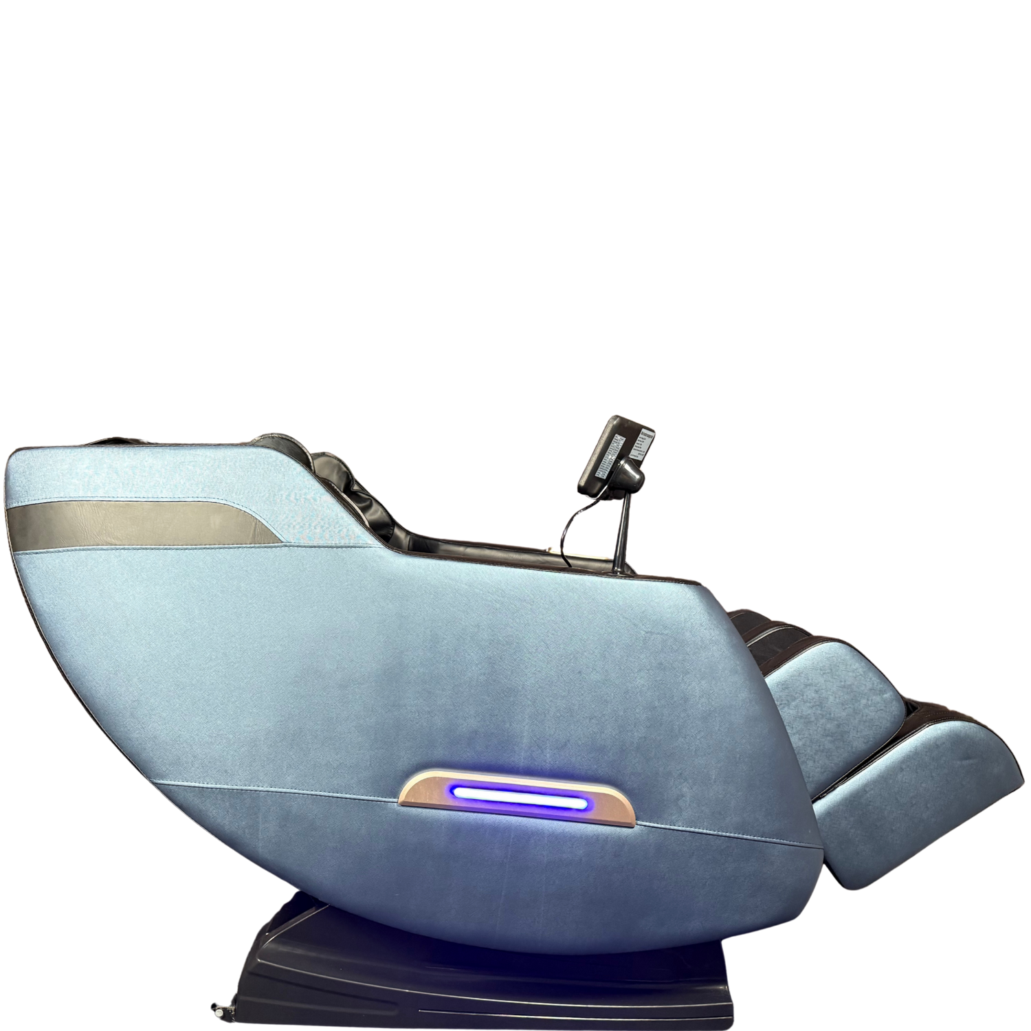 Zijaanzicht van massagestoel met luxe stoffering, ligfunctie, LED-verlichting en verstelbare beensteun.