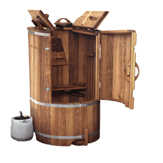 Houten stoomsauna in tonvorm met open deur, zitbank en aangesloten stoommachine voor thuisgebruik