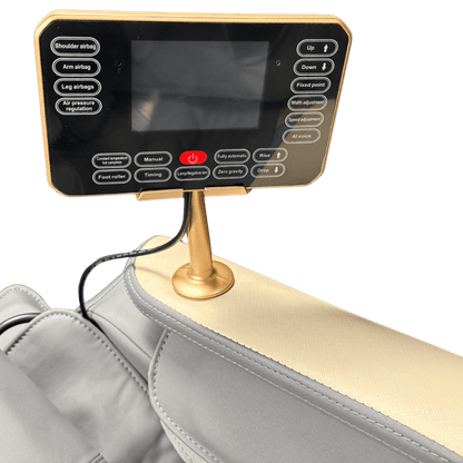 close-up van touchscreen paneel op armleuning van grijze en cremekleurige massagestoel with goudkleurige standaard