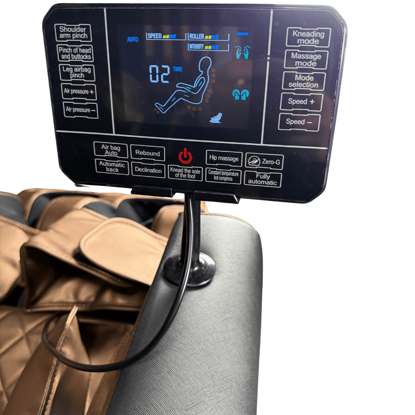 Bedieningspaneel van een massagestoel met touchscreen, sneltoetsen voor massageprogramma’s en zicht op de goudzwarte bekleding erachter.