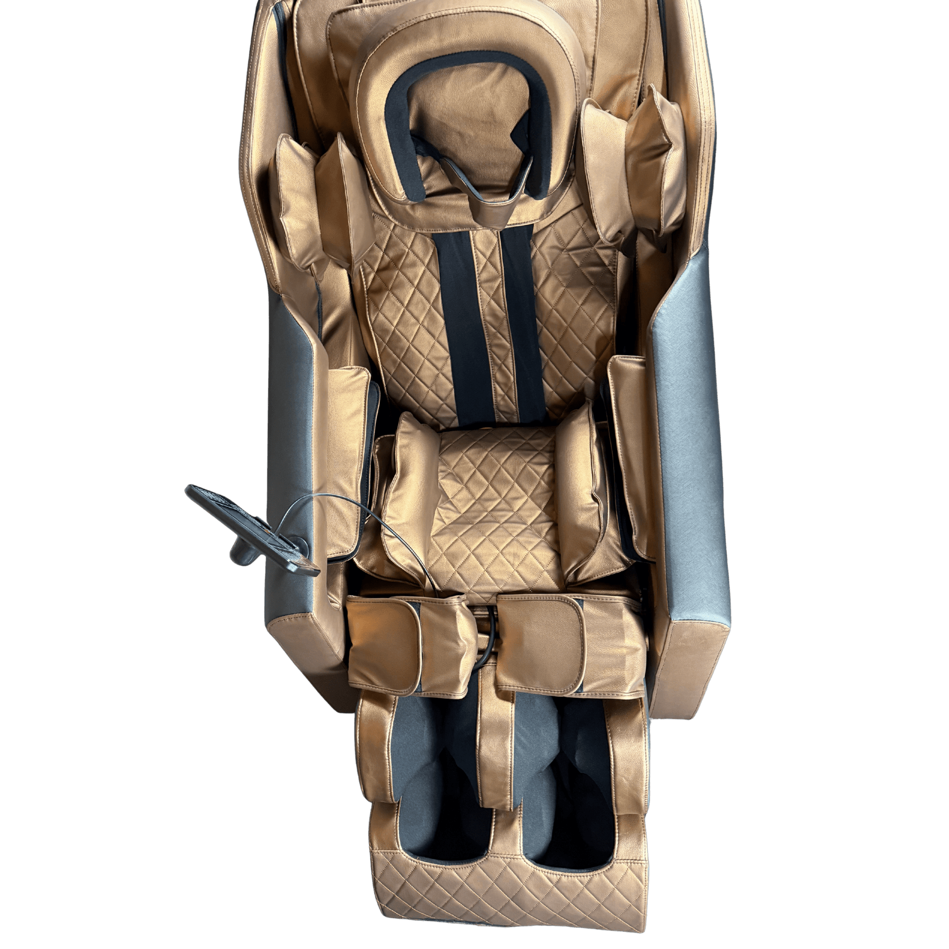 Bovenaanzicht van een goudzwarte massagestoel met kussens, armvakken en voetmassage.