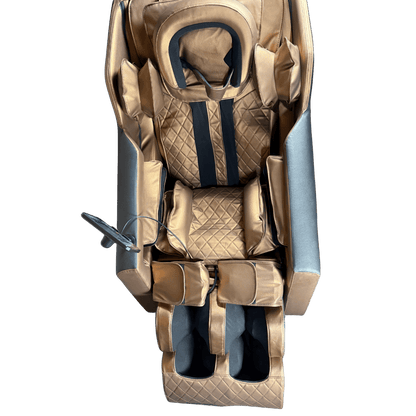 Bovenaanzicht van een goudzwarte massagestoel met kussens, armvakken en voetmassage.