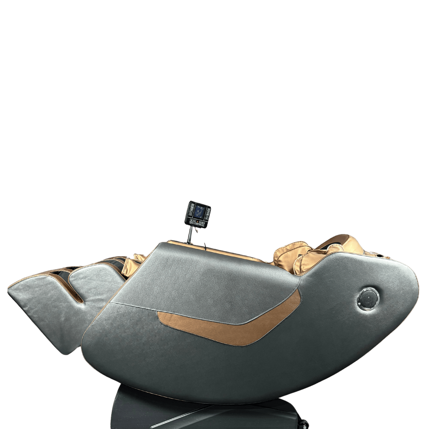 Touchscreen paneel van een massagestoel met sneltoetsen en zicht op de goudzwarte bekleding.