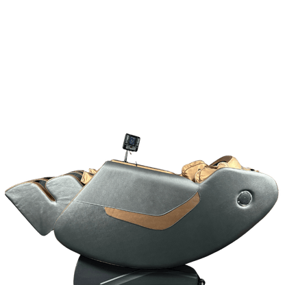 Touchscreen paneel van een massagestoel met sneltoetsen en zicht op de goudzwarte bekleding.