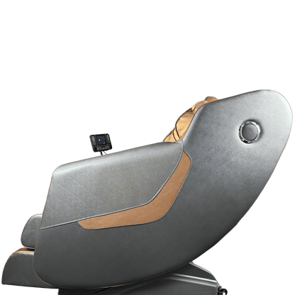 Zijkant van een goudzwarte massagestoel met speaker en zicht op het touchscreen paneel.