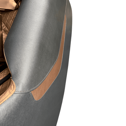 Zijpaneel van een goudzwarte massagestoel met bronskleurige afwerking.