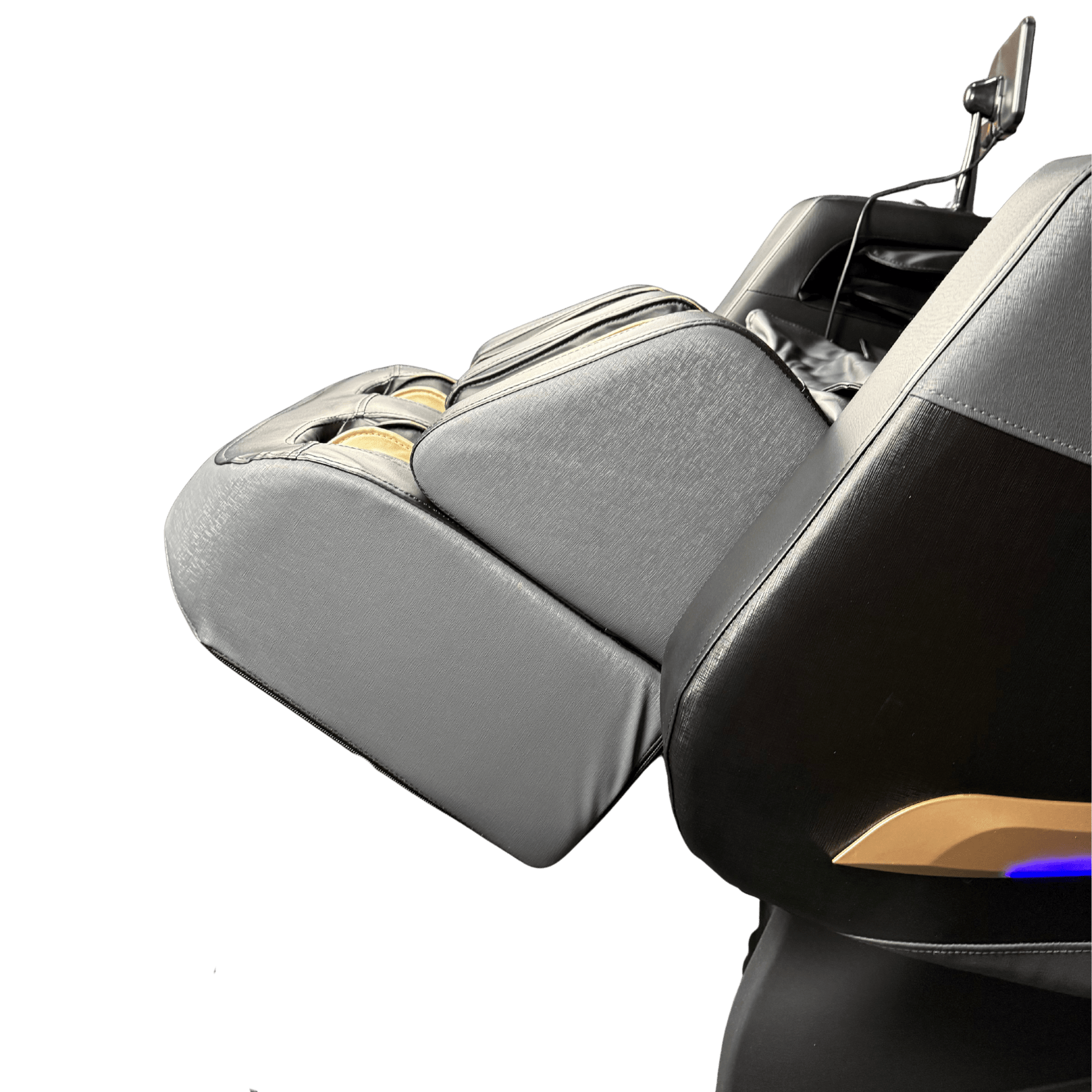 zijaanzicht van zwart been en kuitgedeelte van massagestoel in ligstand with goudaccent