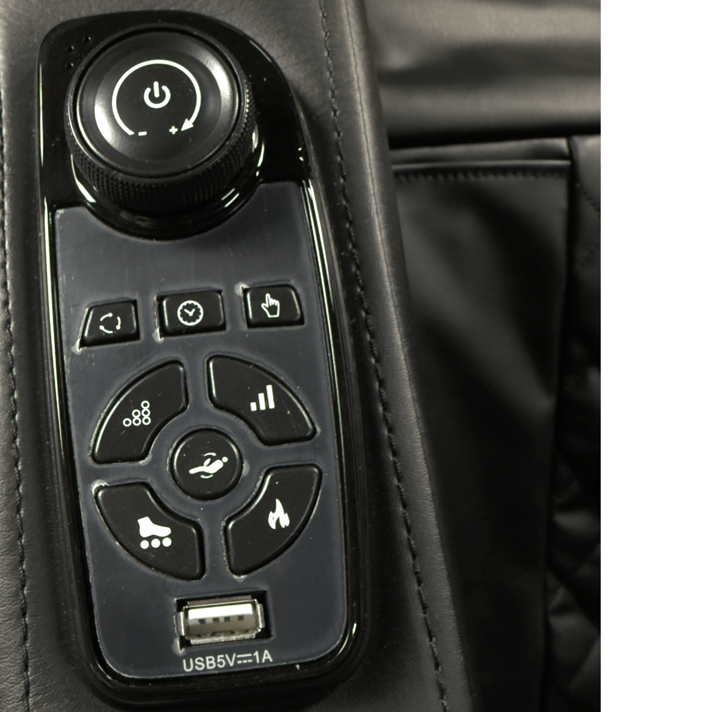 close-up van bedieningspaneel met usb poort op armleuning van zwarte massagestoel