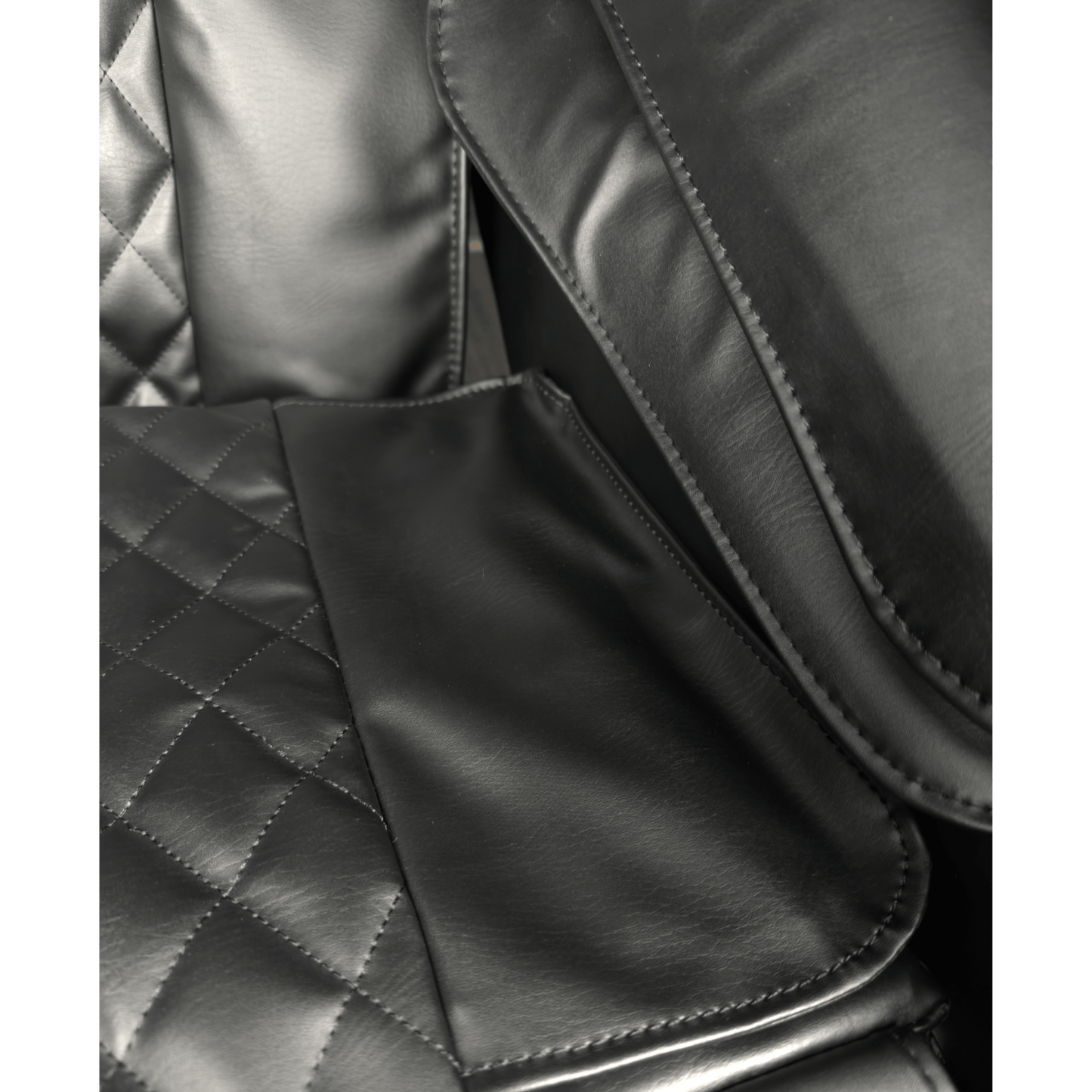 close-up van zwarte massagestoel met gladde en quilted bekleding