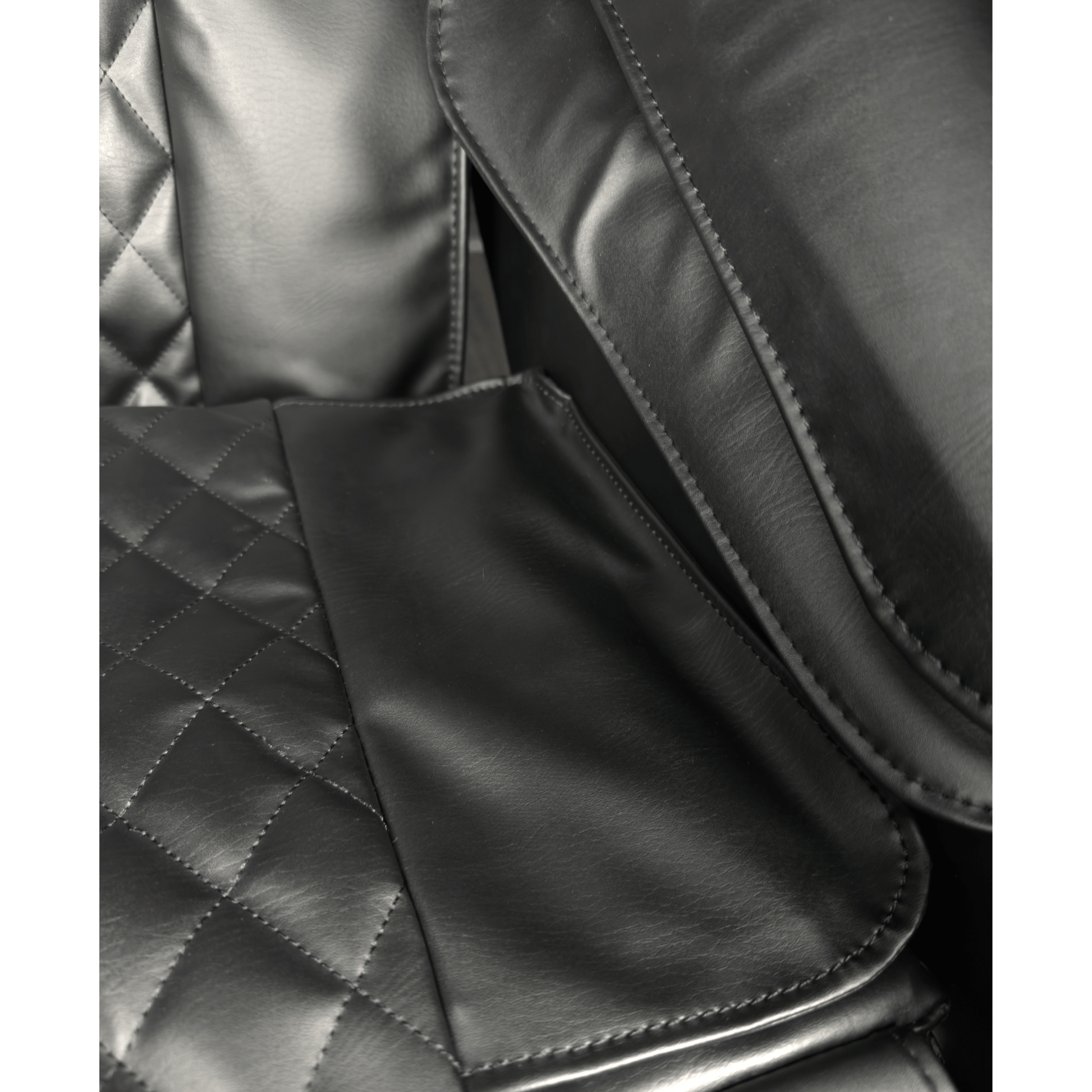 close-up van zwarte massagestoel met gladde en quilted bekleding