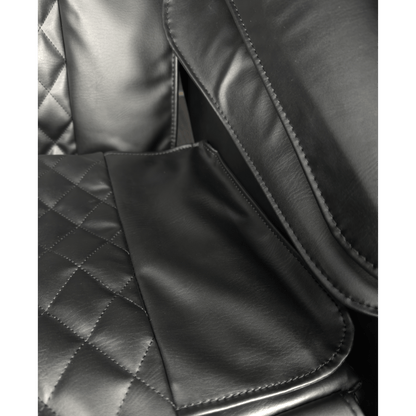 close-up van zwarte massagestoel met gladde en quilted bekleding