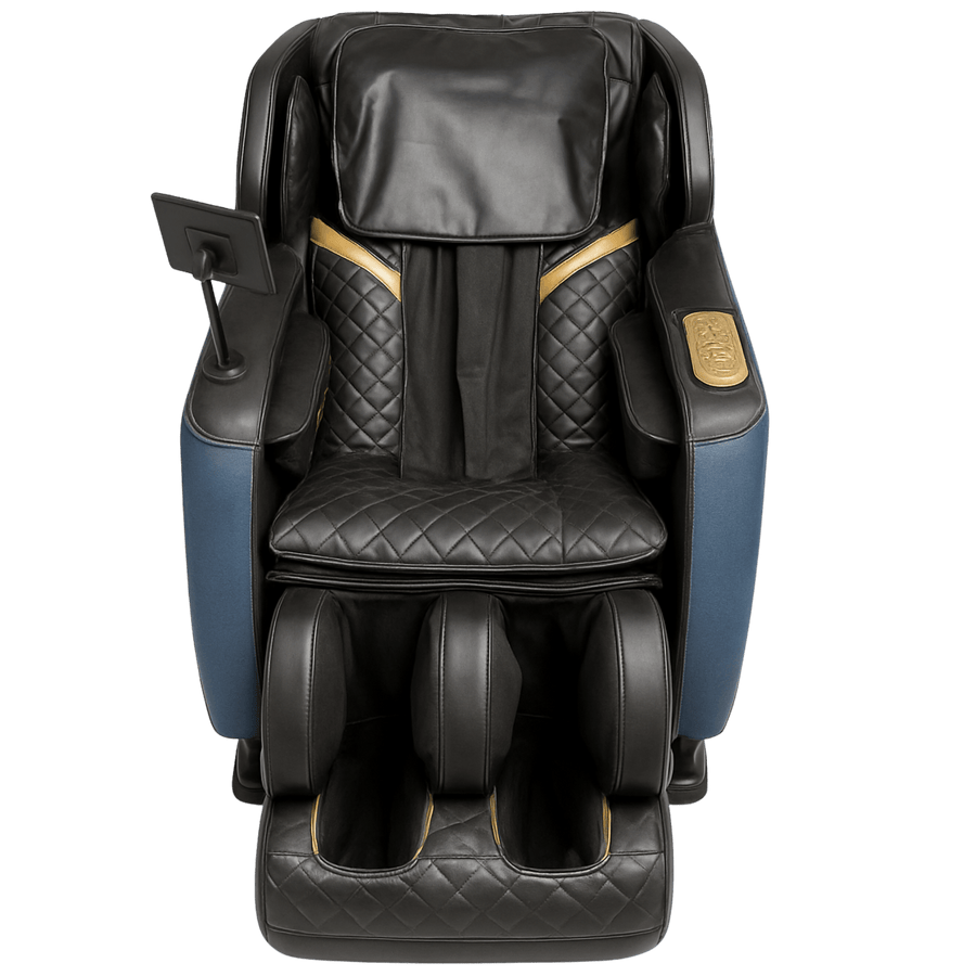 Vooraanzicht van een zwarte massagestoel met blauwe zijkanten, quilted zitting en goudkleurige accenten.