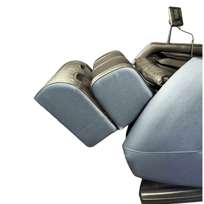 voet en kuitgedeelte van blauwe massagestoel in ligstand met zwarte bekleding