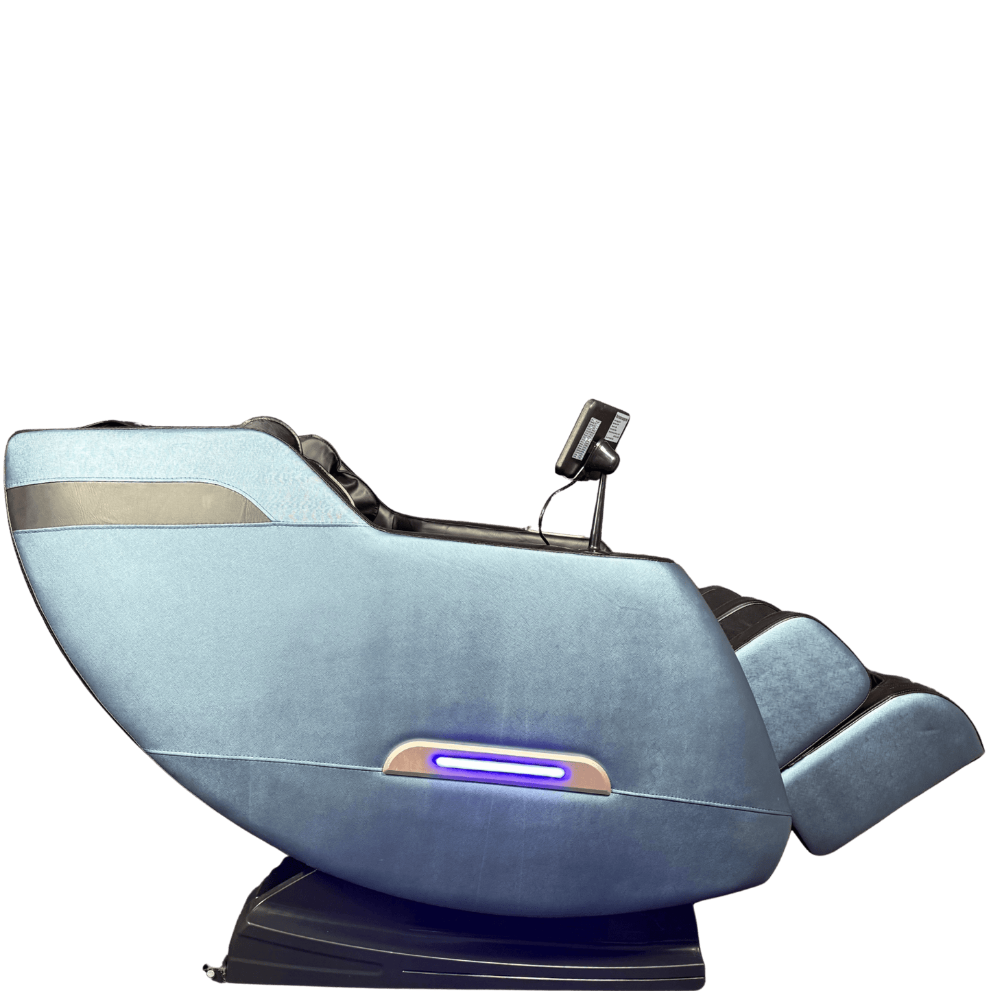 Zijkant van een lichtblauwe massagestoel in zerogravity stand met goudaccent en blauwe lichtstrip.