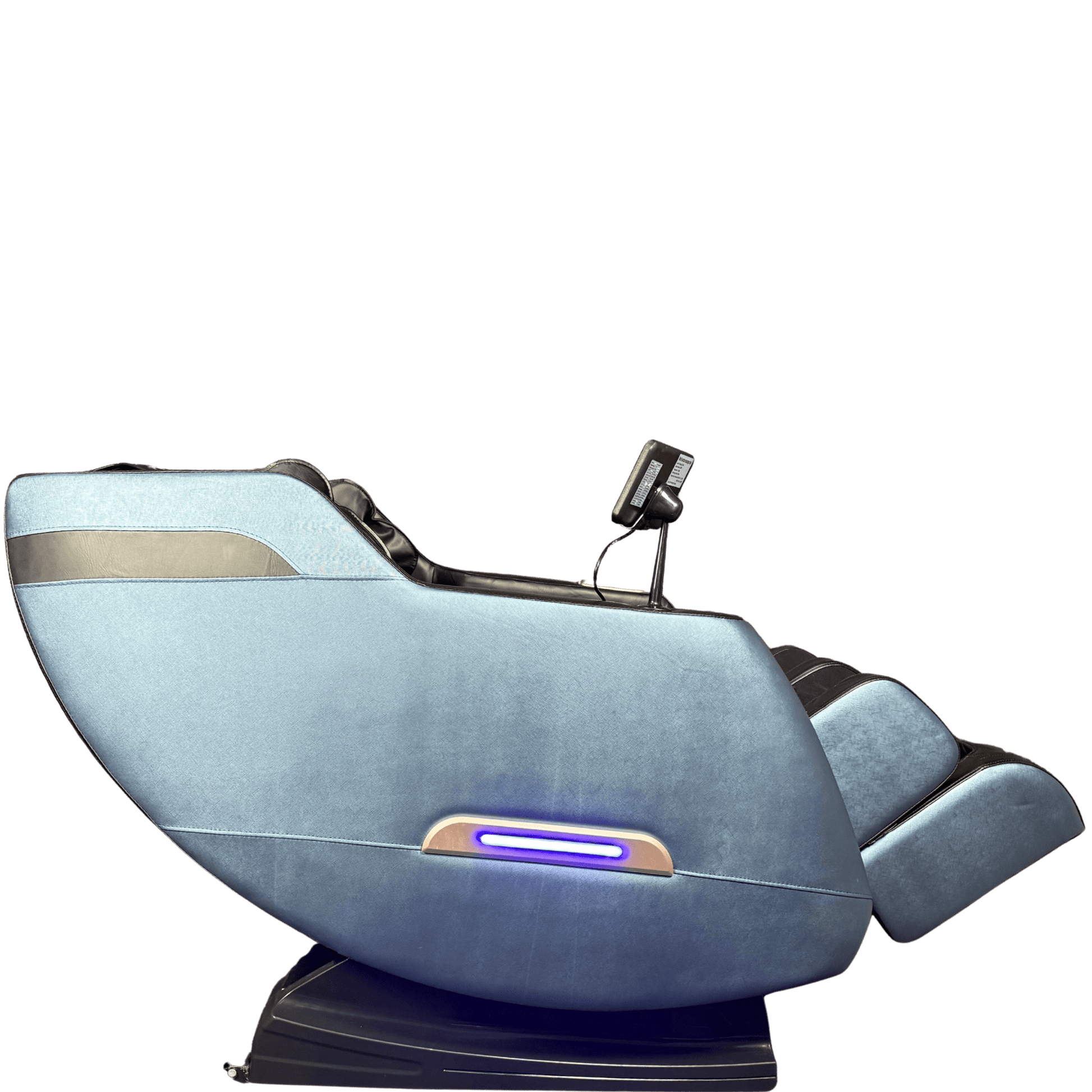 Zijkant van een lichtblauwe massagestoel in zerogravity stand met goudaccent en blauwe lichtstrip.