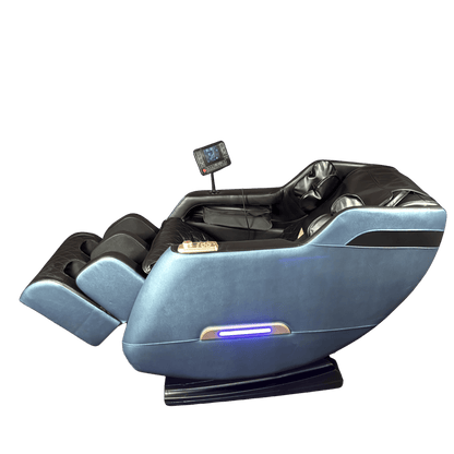 Zijkant van een zwarte massagestoel met blauwe panelen, goudaccent en blauwe lichtstrip.