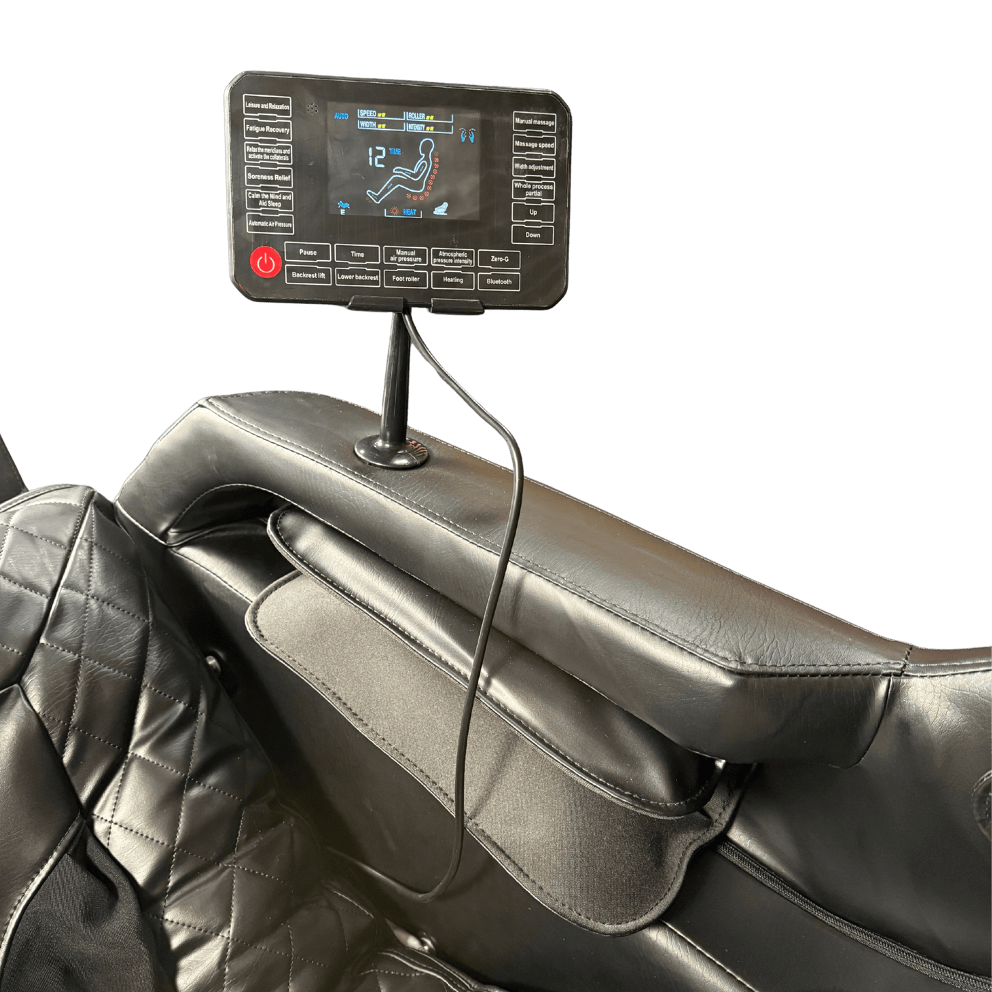 touchscreen paneel op armleuning van zwarte massagestoel met quilted zitting
