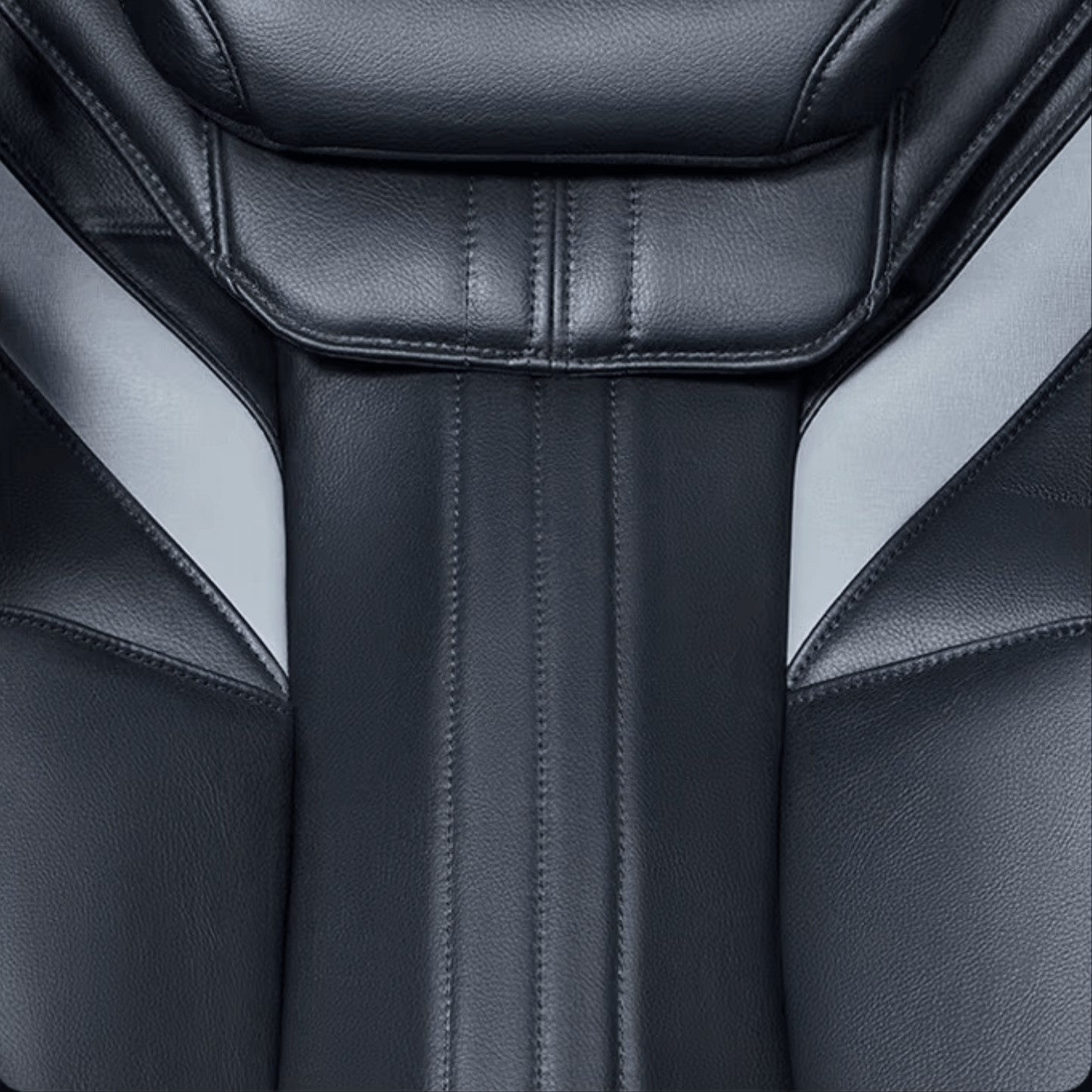 close-up van zwarte rugleuning met grijze inzetstukken en gestikte lijnen