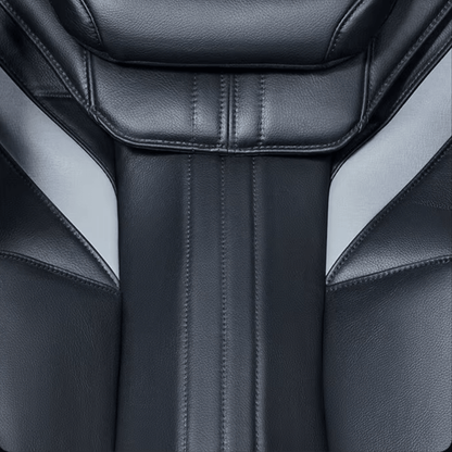 close-up van zwarte rugleuning met grijze inzetstukken en gestikte lijnen