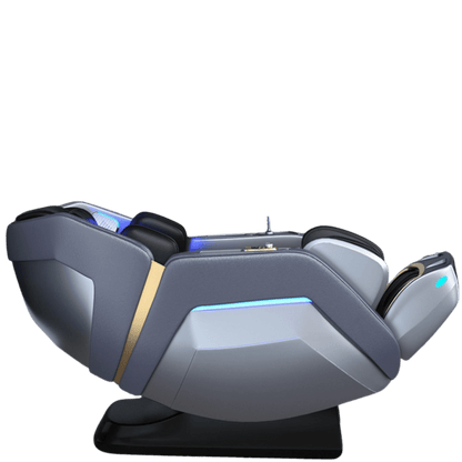 zijaanzicht van grijze massagestoel in zerogravity stand met blauwe verlichting en goudaccent