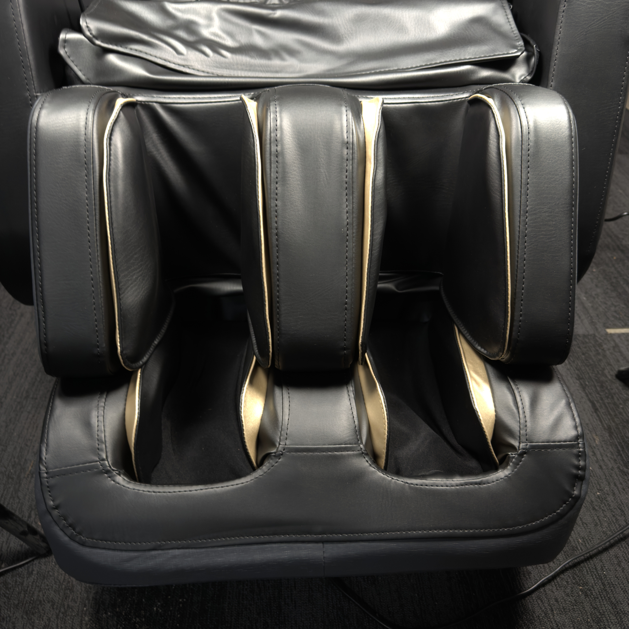 Voet- en kuitmassage van massagestoel met aparte beencompartimenten en kunstleren bekleding